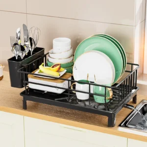 Imagem de um escorredor de louça multifuncional preto, com compartimentos para pratos, talheres e copos, além de uma bandeja de drenagem conectada à pia. Ideal para organizar a cozinha.